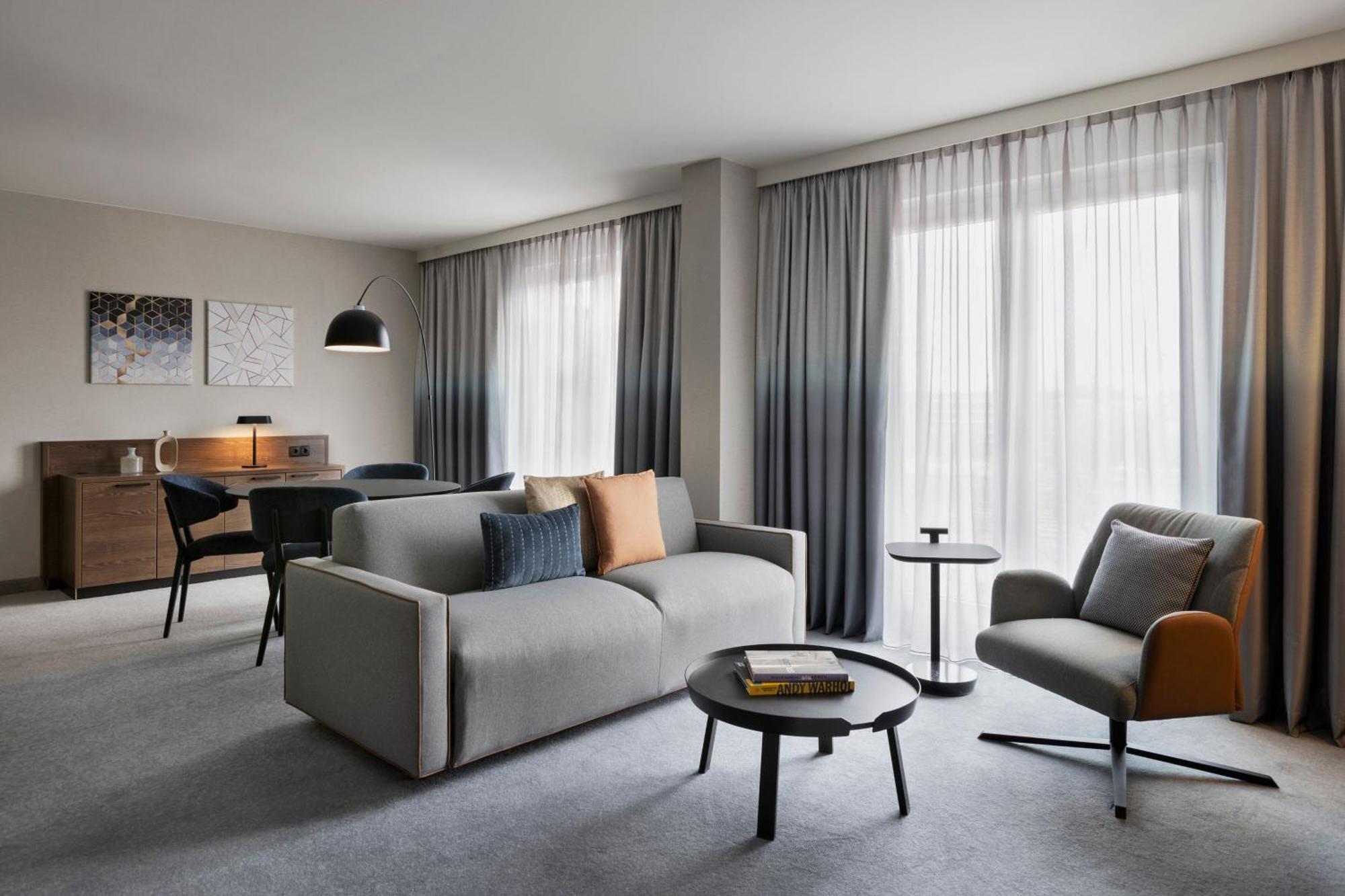 Courtyard By Marriott East Hotel