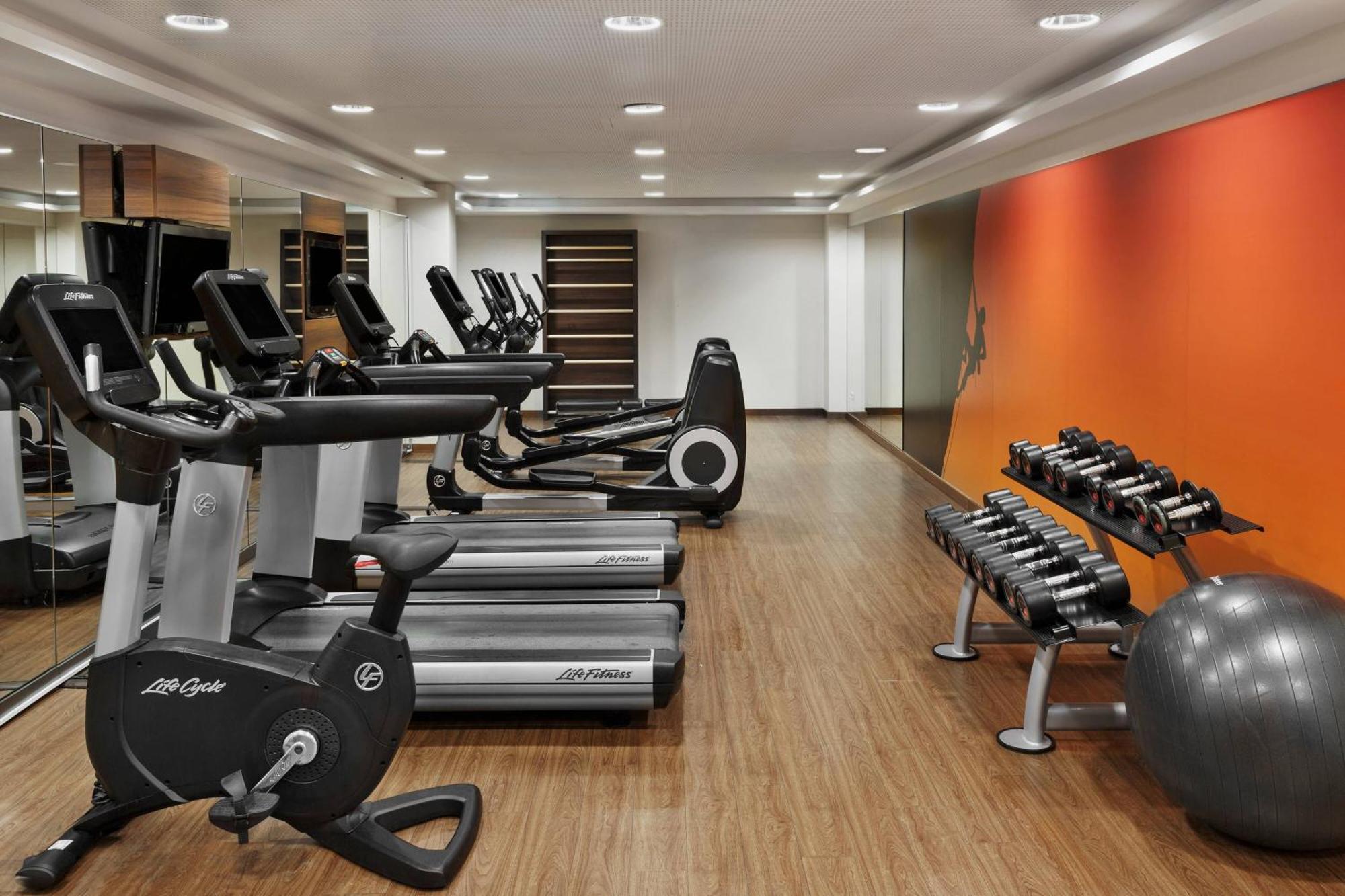 Courtyard By Marriott East Hotel