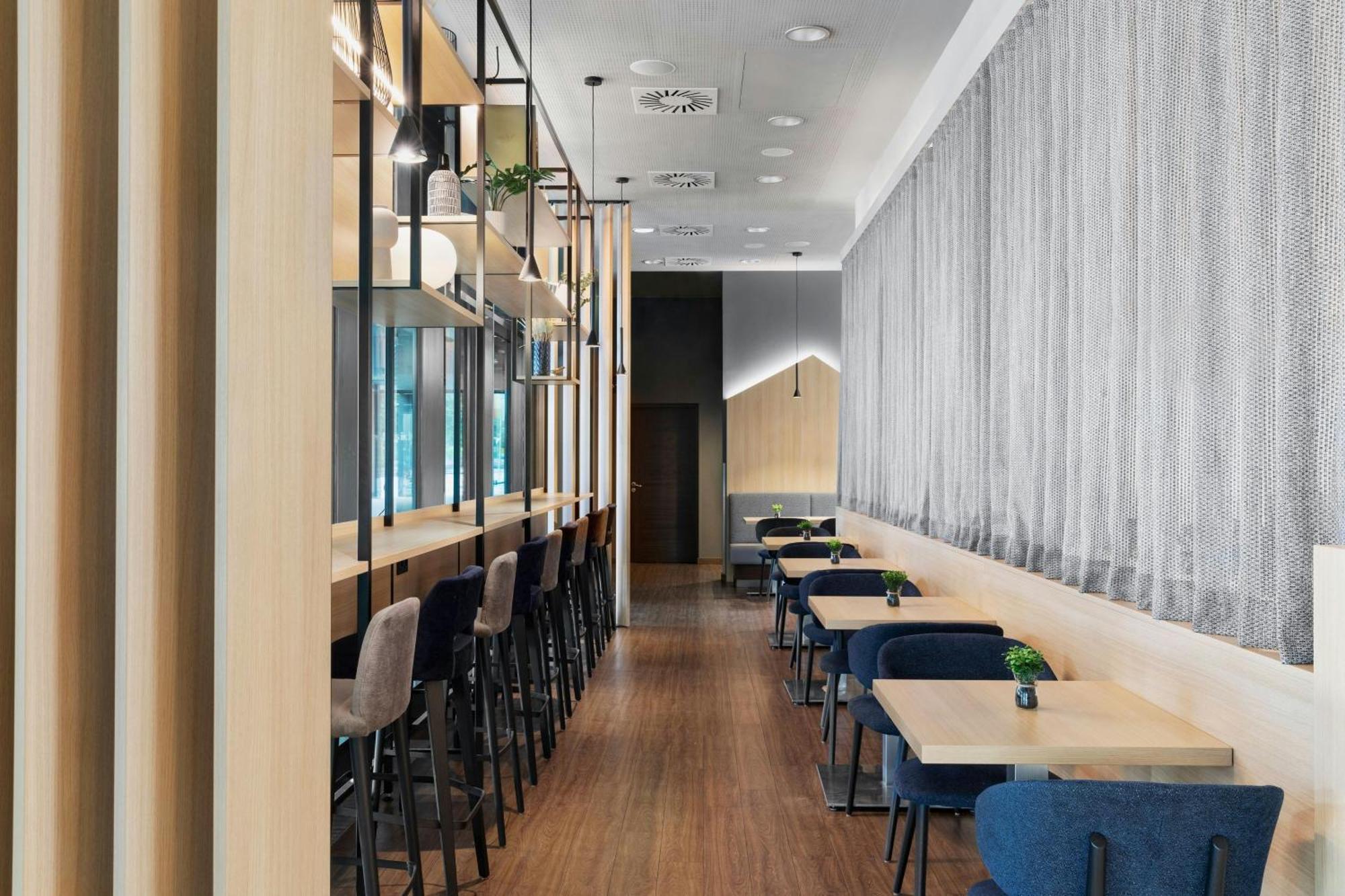 Courtyard By Marriott East Hotel 4*
