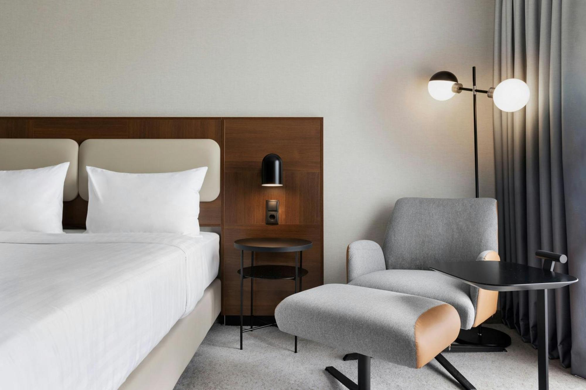 Courtyard By Marriott East Hotel