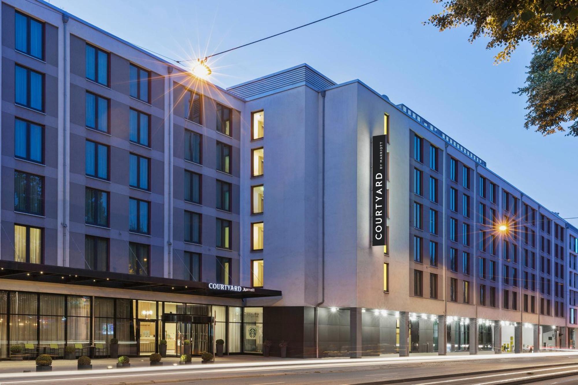 Courtyard By Marriott East Hotel 4*
