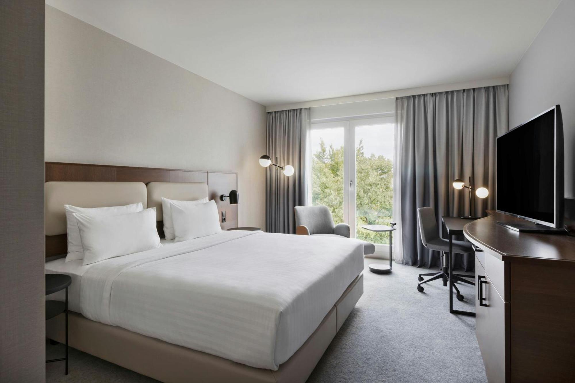 Courtyard By Marriott East Hotel